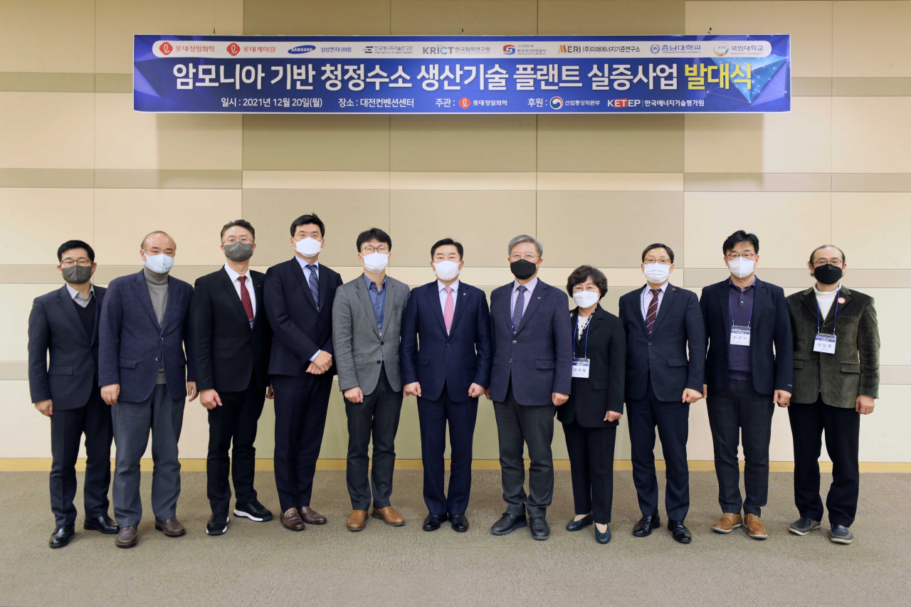 지난 20일 대전컨벤션센터에서 개최된 ‘암모니아 기반 청정수소 생산기술 플랜트 실증사업 발대식’에서 컨소시엄 참여기관 대표자들이 기념촬영을 진행하고 있다. 황민재(왼쪽 세번째부터) 롯데케미칼 연구소장, 박천홍 삼성엔지니어링 부사장, 이옥헌 산업통상자원부 과장, 김용석 롯데정밀화학 대표이사.
