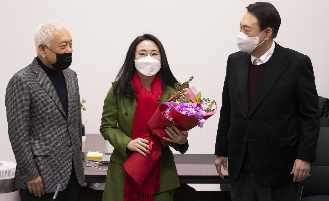 국민의힘 윤석열 대선 후보(오른쪽부터), 새시대준비위원회 수석부위원장으로 영입된 신지예 한국여성정치 네트워크 대표, 김한길 새시대준비위원회 위원장이 지난달 20일 서울 여의도 새시대준비위원회 사무실에서 열린 영입인사 환영식에서 기념촬영을 하고 있다. [연합]