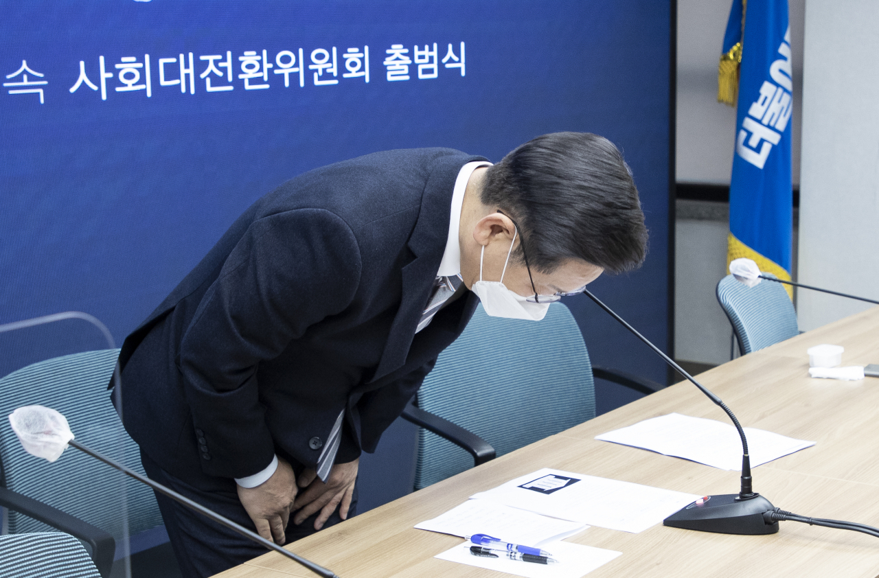 이재명 더불어민주당 대선 후보가 16일 서울 여의도 중앙당사에서 열린 사회대전환위원회 출범식이 끝난 뒤 아들이 불법 도박을 했다는 의혹 보도와 관련해 사과를 하고 있다. [이상섭 기자]