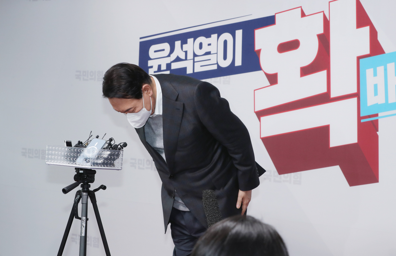 윤석열 국민의힘 대선 후보가 17일 서울 여의도 당사에서 배우자 김건희씨를 둘러싼 각종 논란과 관련해 “국민 여러분께 심려를 끼쳐서 죄송하다”고 사과한 뒤 고개숙여 인사하고 있다. [이상섭 기자]