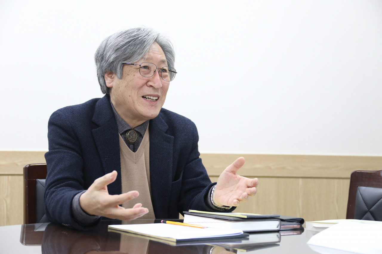 취임 6개월차에 접어든 김영운 국립국악원장은 “전통의 원형을 보존해 그것의 가치를 알리고 재창조하는 일이 국악원의 일차적인 임무”라고 강조했다. [국립국악원 제공]