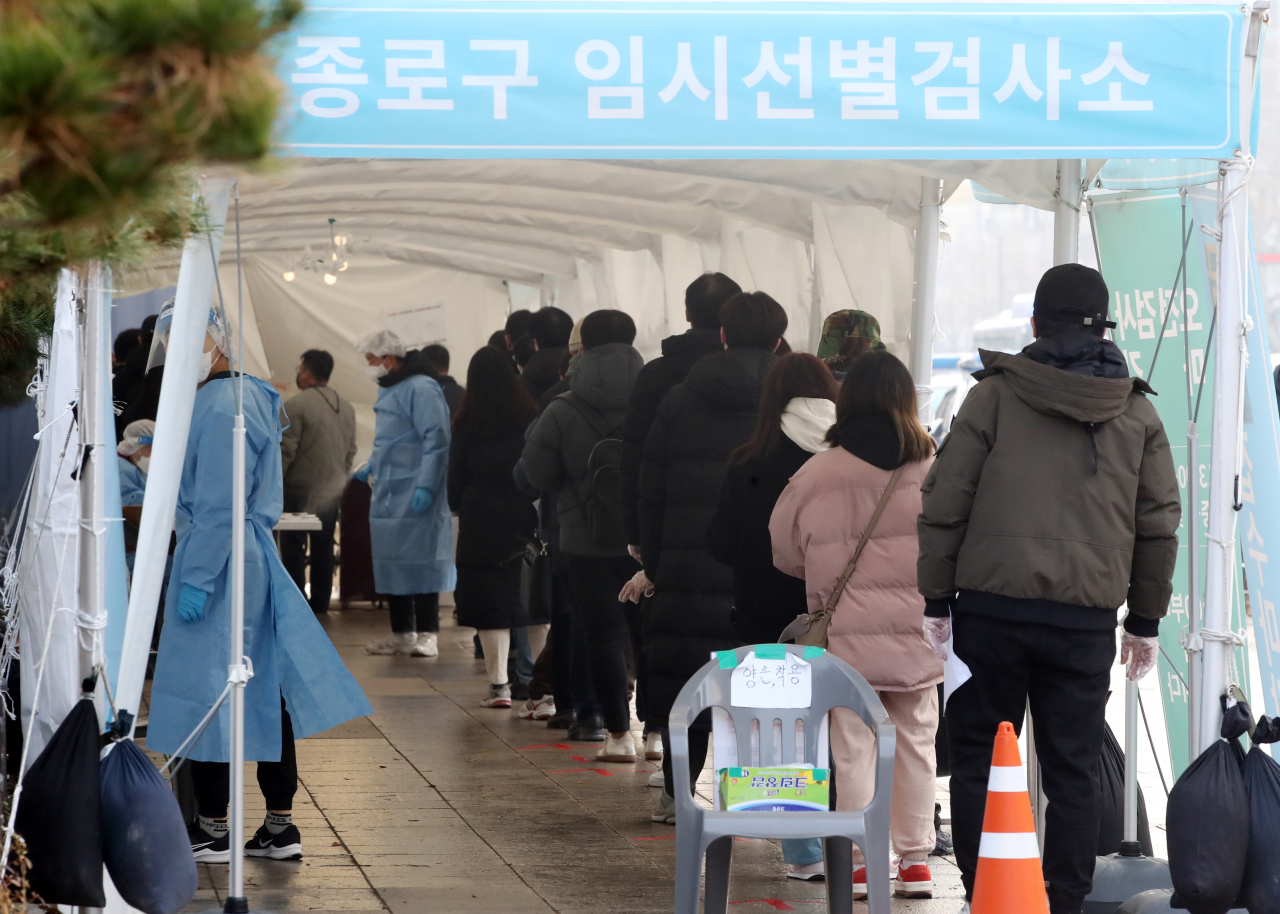 21일 오전 서울 종로구 탑골공원 삼일문 코로나19 임시 선별검사소가 이른 시간부터 검사를 받으려는 시민들로 붐비고 있다. [연합]
