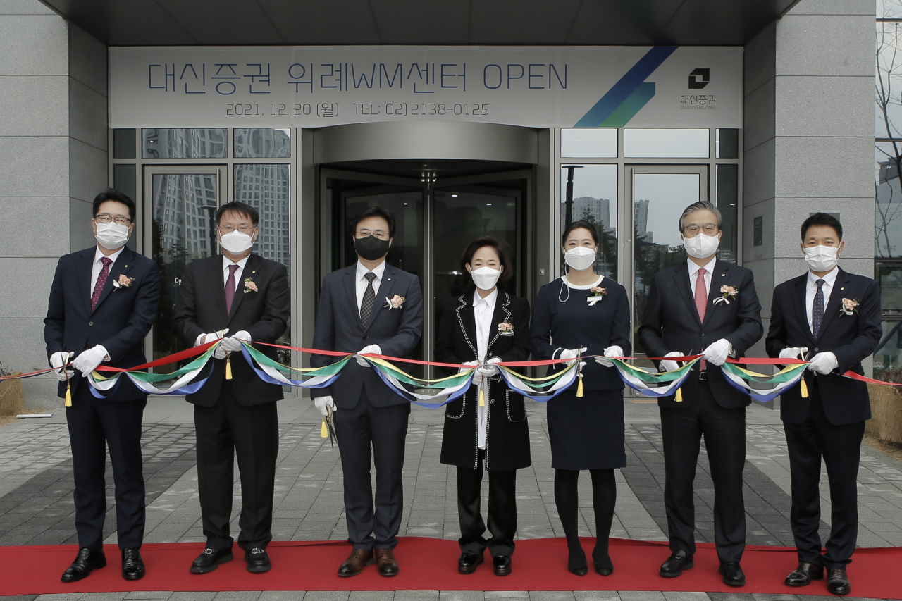이어룡 대신금융그룹 회장(왼쪽에서 네번째)과 대신증권 임직원이 서울 송파구 위례WM센터 개점행사에 참석하고 있다.[대신증권 제공]