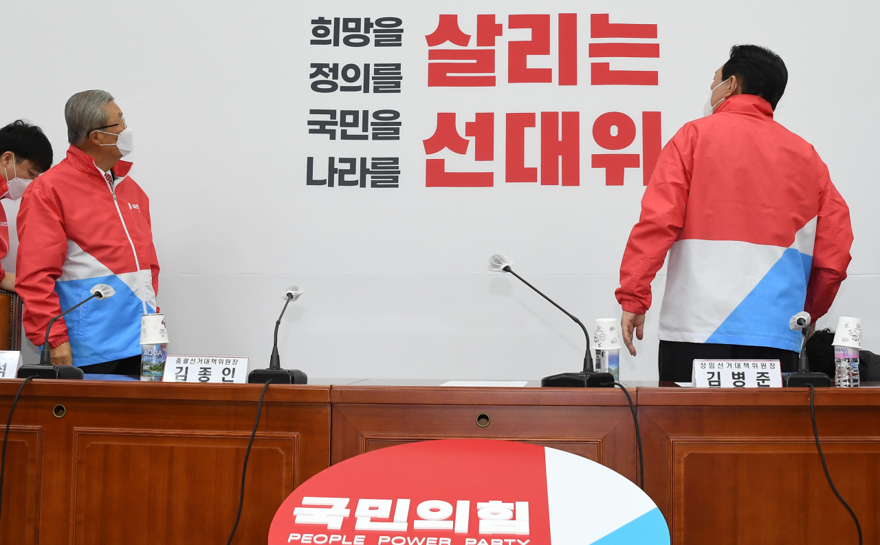 윤석열 국민의힘 대선후보(오른쪽)와 김종인 총괄선거대책위원장. [이상섭 기자/babtong@heraldcorp.com]