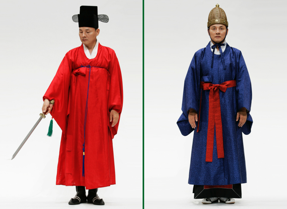 현행 종묘제례악에서 무무(정대업) 복식은 붉은 홍주의를 착용했지만, 종묘의궤 기록을 살려 복원한 복식에선 파란 남주의를 선보인다. [국립국악원 제공]