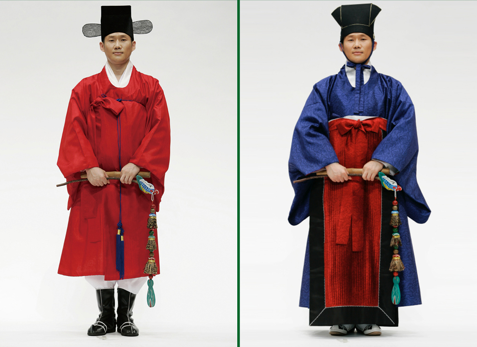 올해 선보이는 국립국악원의 종묘제례악 송년공연에선 2005년 ‘종묘의궤’를 바탕으로 고증한 복식(오른쪽)을 무대에 올린다. 현행 종묘제례악에서 문무(보태평) 복식은 붉은 홍주의를 착용했지만,이번엔 종묘의궤 기록을 살려 파란 남주의를 선보인다. [국립국악원 제공]