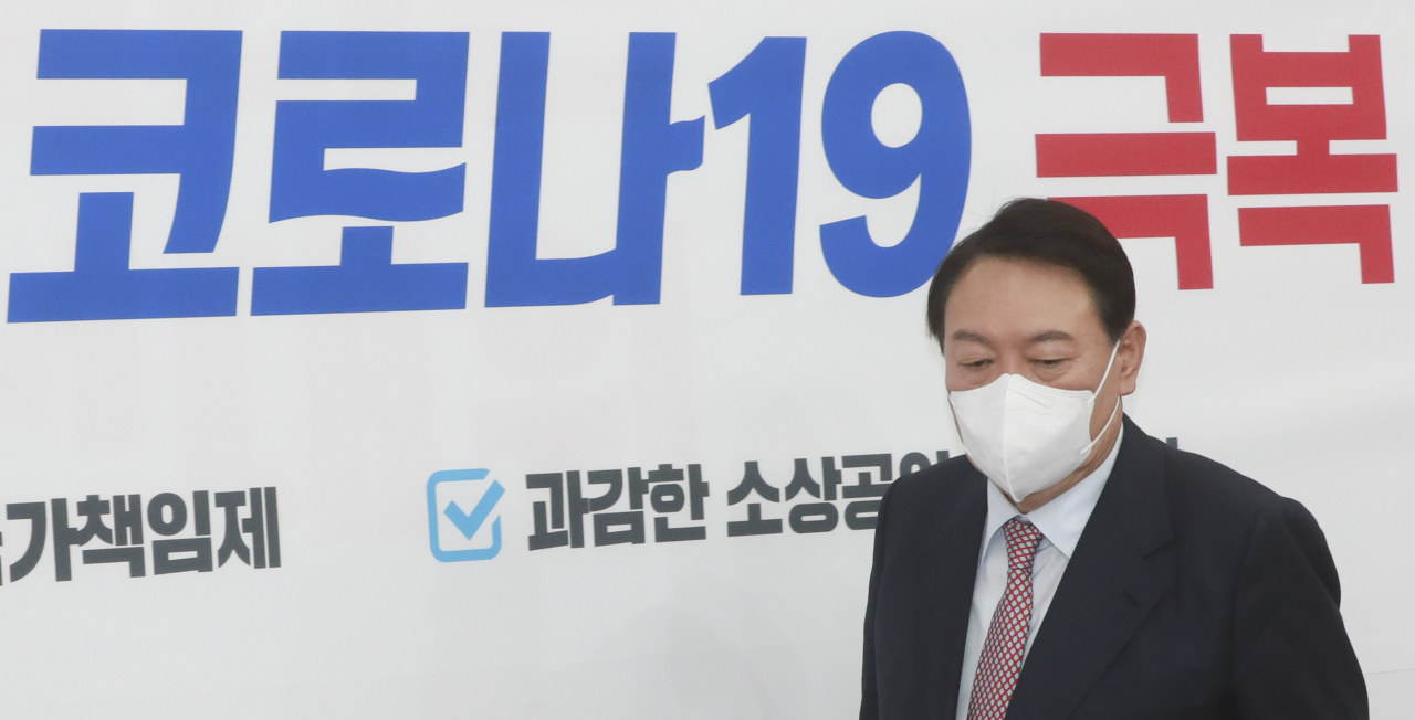 윤석열 국민의힘 대선후보가 21일 국회에서 열린 코로나19 극복을 위한 비상대책회의에 참석하고 있다. [헤럴드경제=이상섭 기자]