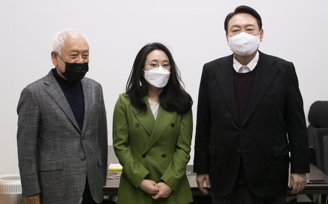 윤석열 국민의힘 대선후보(오른쪽부터), 새시대준비위원회 수석부위원장으로 영입된 신지예 한국여성정치 네트워크 대표, 김한길 새시대준비위원회 위원장이 지난 20일 서울 여의도 새시대준비위원회 사무실에서 열린 영입인사 환영식에서 기념촬영을 하고 있다. [국회사진기자단]