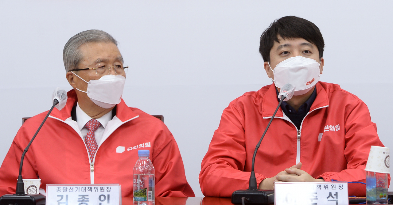 국민의힘 이준석 상임선거대책위원장(오른쪽)이 지난 20일 서울 여의도 국회에서 열린 중앙선거대책위원회의에서 발언하고 있다. 왼쪽은 김종인 총괄선대위원장. [국회사진기자단]