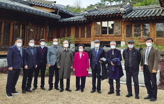 ‘한국의 종가’ 유네스코 등재추진협의회 준비모임 참석자들이 최근 서울 성북동 한국가구박물관에 모여 이배용(가운데) 이사장을 추진협 공동대표로 추대했다.