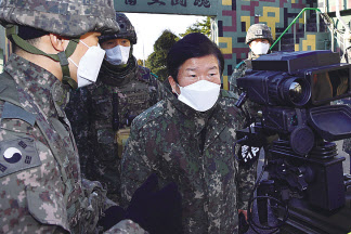 박병석 국회의장이 20일 강원도 철원군 육군 제6사단 청성 전방관측소(OP)를 방문, 첨단조준장비를 살펴보고 있다. [연합]