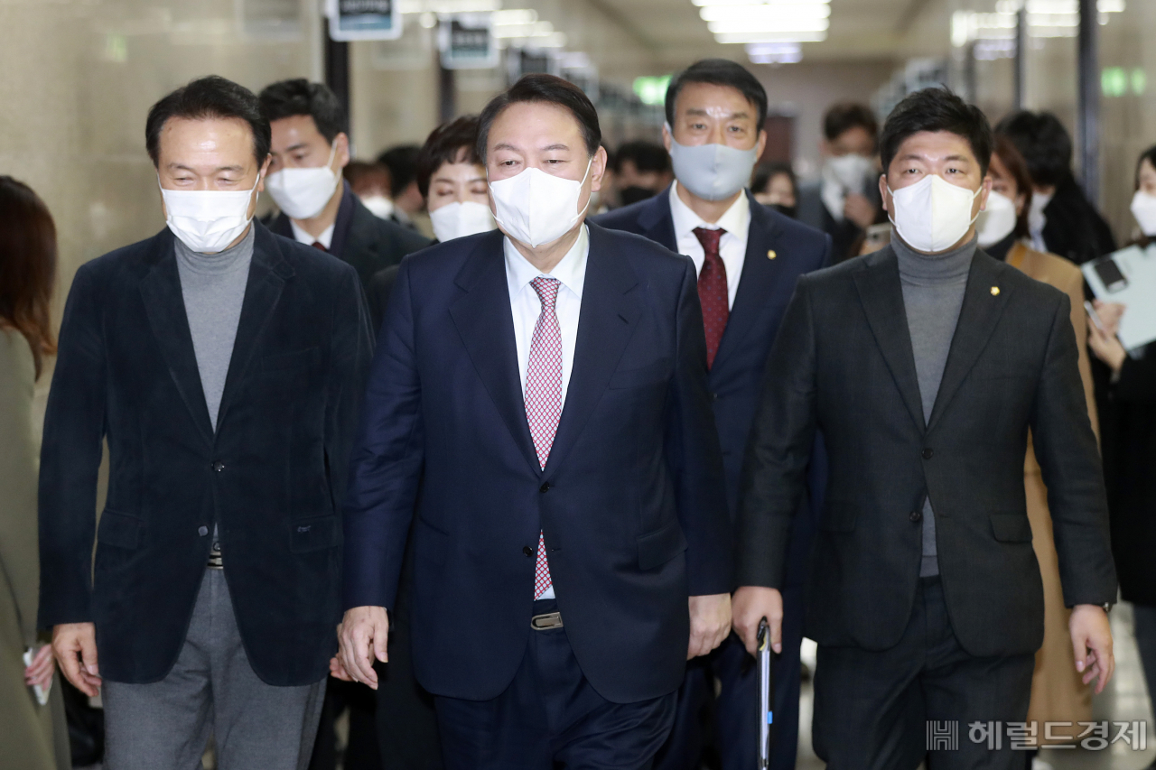 [헤럴드경제=이상섭 기자] 윤석열 국민의힘 대선후보가 21일 오전 서울 여의도 국회에서 열린 코로나19 극복을 위한 비상대책회의에 참석하고 있다.