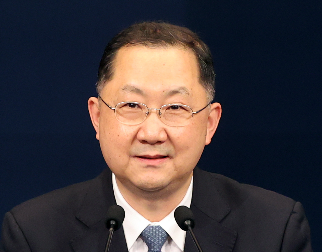 아들 입사지원서 문제로 자리에서 물러난 김진국 청와대 민정수석은 21일 “국민을 섬기는 공직자는 적어도 가족과 관련해서도 한점의 오해나 의혹이 없어야 된다”고 밝혔다. 자료사진. [연합]
