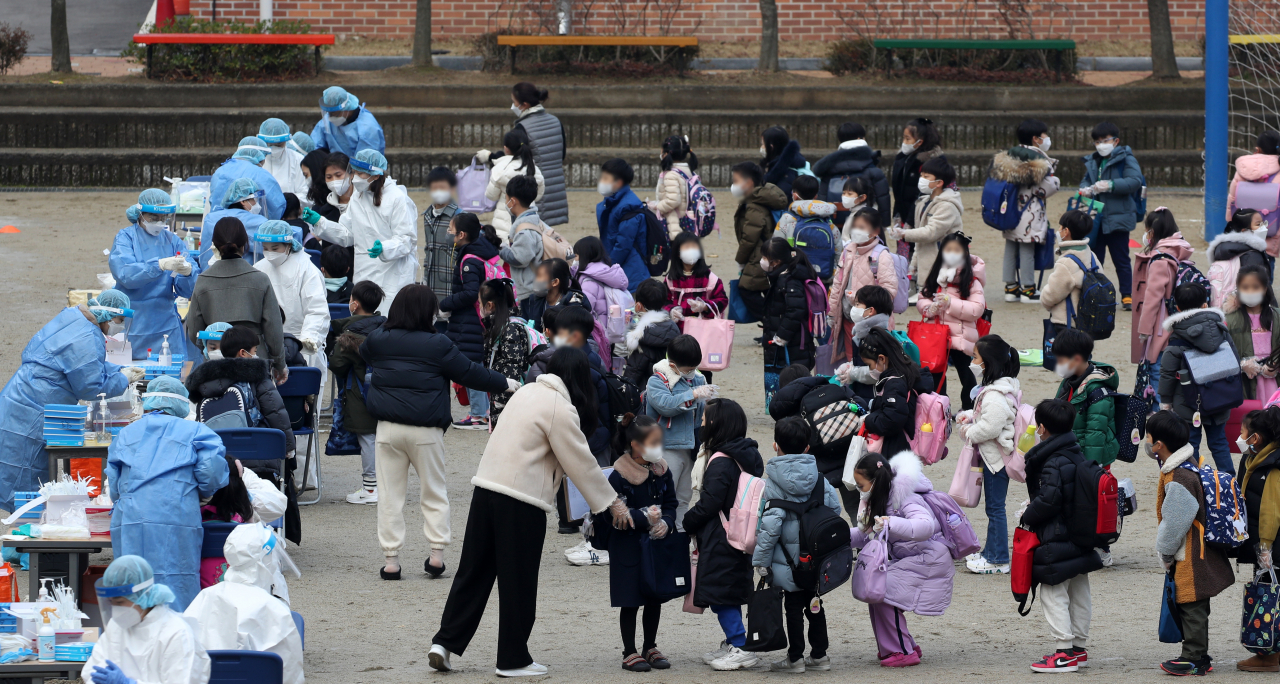 21일 오전 광주 남구 한 초등학교에서 코로나19 전수검사가 진행되고 있다. [연합]