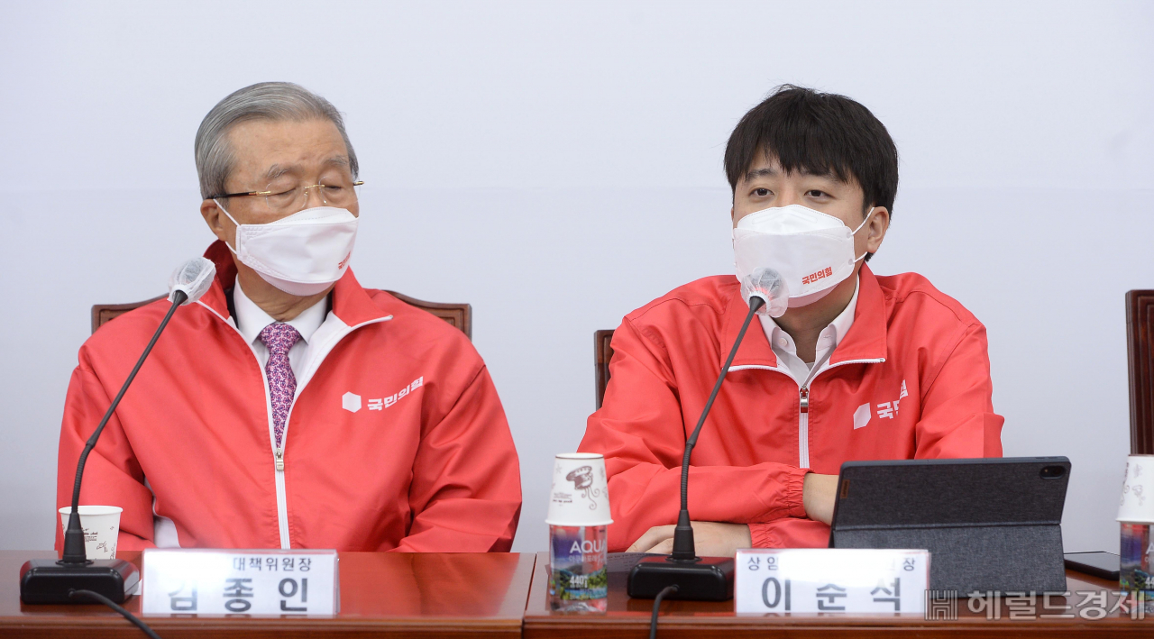 [헤럴드경제=이상섭 기자] 김종인 국민의힘 선대위 총괄선대위원장(왼쪽)과 이준석 선대위 상임위원장.