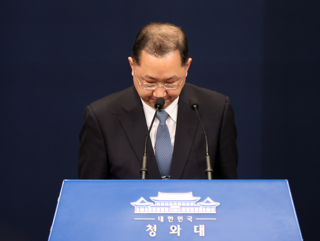 지난 3월 4일 김진국 민정수석이 청와대 춘추관 대브리핑룸에서 브리핑에 앞서 인사를 하고 있다. [연합]