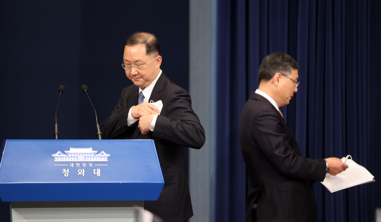 지난 3월 4일 김진국 민정수석이 청와대 춘추관 대브리핑룸에서 연단으로 올라서고 있다.[연합]