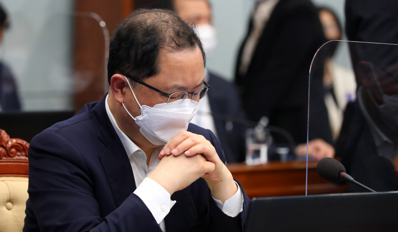 김진국 민정수석이 지난 4월 26일 청와대에서 열린 수석·보좌관회의에 참석해 문재인 대통령의 발언을 듣고 있다. [연합]