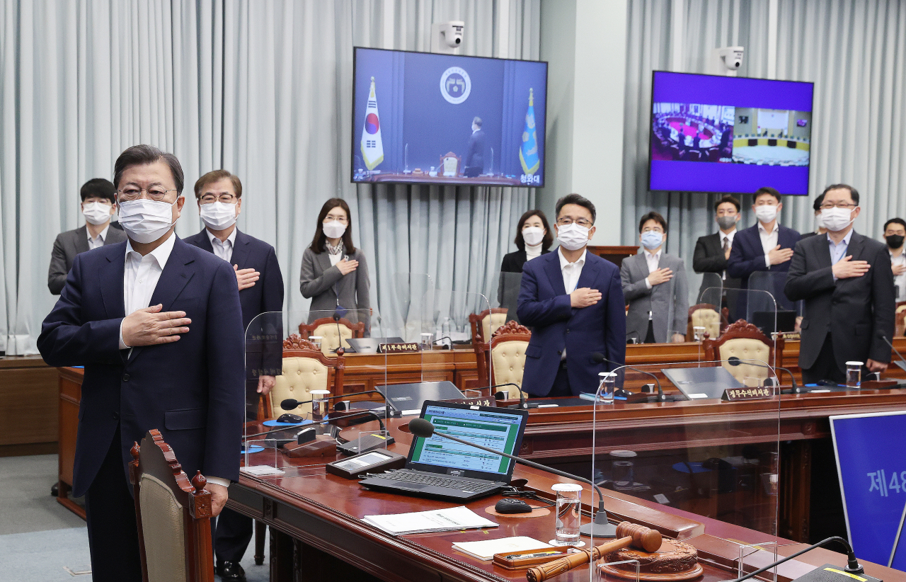 지난 11월 9일 청와대 여민관에서 열린 국무회의에서 김진국 민정수석이 국기에 경례를 하고 있다. [연합]