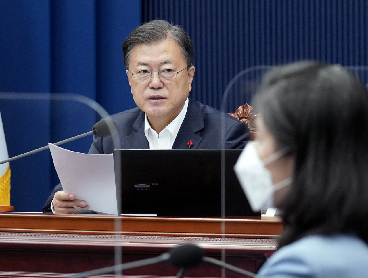 김외숙 청와대 인사수석이 21일 청와대 여민관에서 열린 영상국무회의에서 문재인 대통령의 발언을 듣고 있다. 이날 김진국 민정수석은 아들이 여러 회사에 입사지원서를 제출하며 아버지가 민정수석이라고 밝혀 물의를 빚자 사퇴했다.[연합]