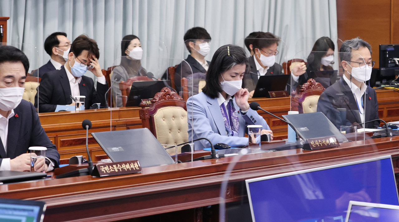 김외숙 청와대 인사수석이21일 청와대 여민관에서 열린 영상국무회의에 참석하고 있다. 이날 김진국 민정수석은 아들이 여러 회사에 입사지원서를 제출하며 아버지가 민정수석이라고 밝혀 물의를 빚자 사퇴했다.[연합]