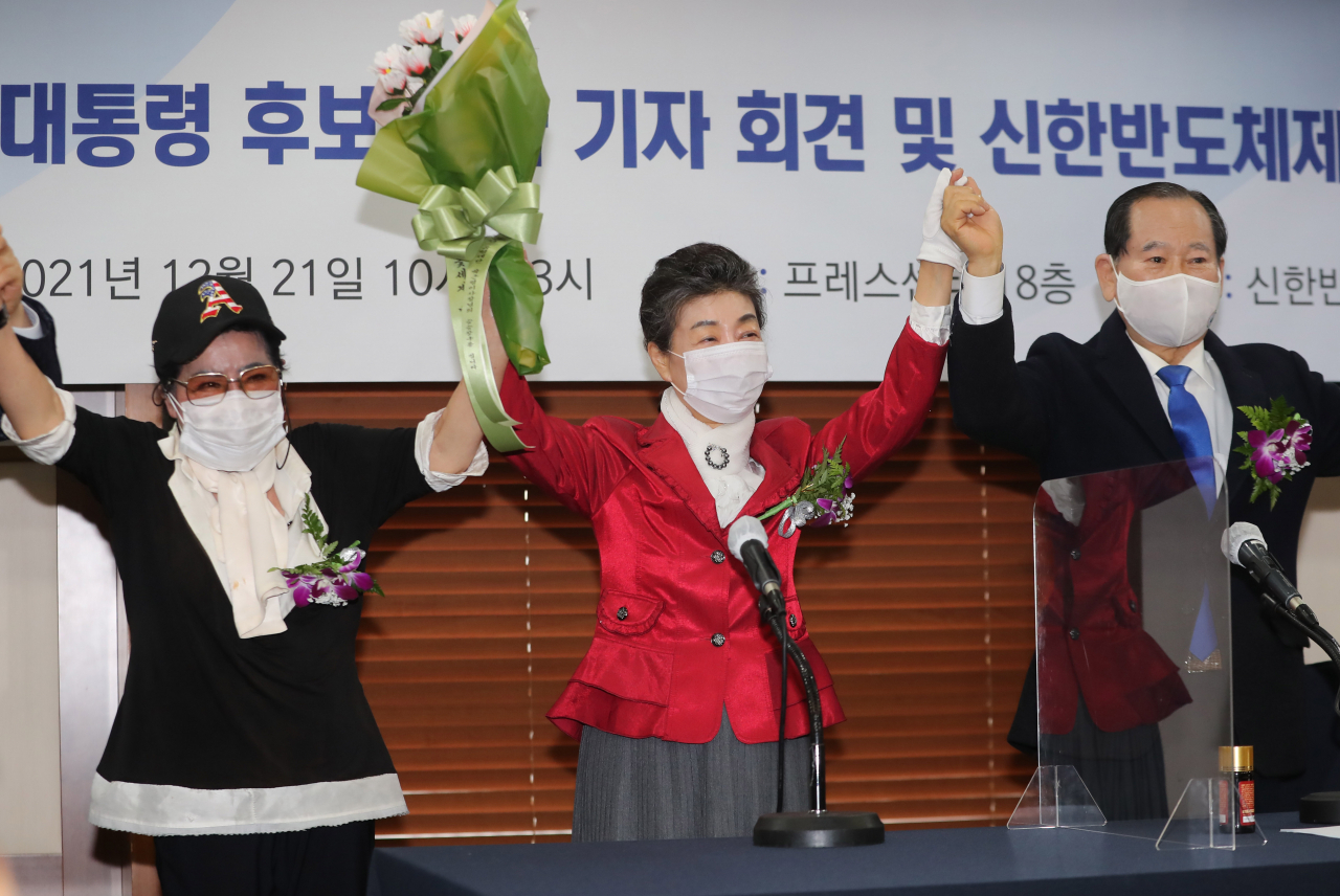 박근령 전 육영재단 이사장이 21일 서울 중구 한국프레스센터에서 열린 20대 대통령 선거 출마 선언 기자회견에서 꽃다발을 받아들고 기념 촬영을 하고 있다. [연합]