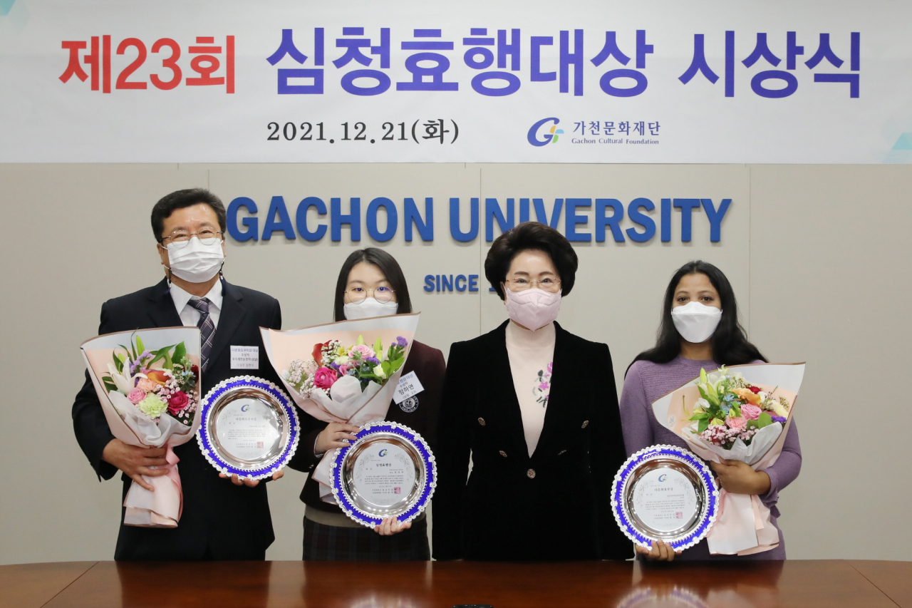 이길여 가천대총장(사진좌측에서 세 번째)이 심청효행상 시상식을 마치고 수상자인 ㈔무지개 뜨는 언덕 임현식 시설장(좌측), 정하연 양(좌측 두 번째), 블라서바바라자이데씨(우측)과 기념사진을 찍고 있다. [가천대 제공]