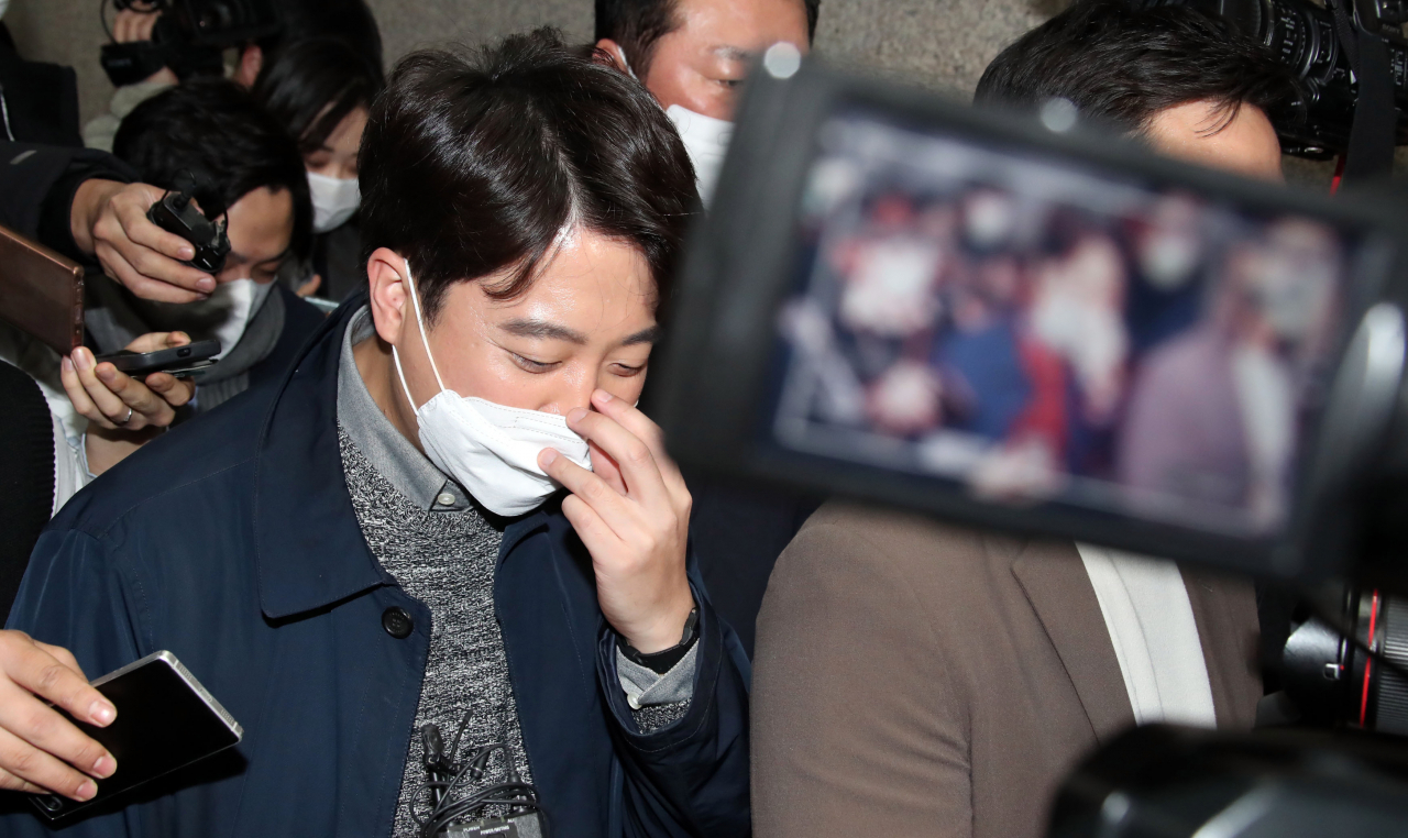 이준석 국민의힘 대표가 21일 오후 국회 당 대표 회의실에서 상임선대위원장 사퇴 발표 기자회견을 마친 뒤 회의실을 나서고 있다. [이상섭 기자]