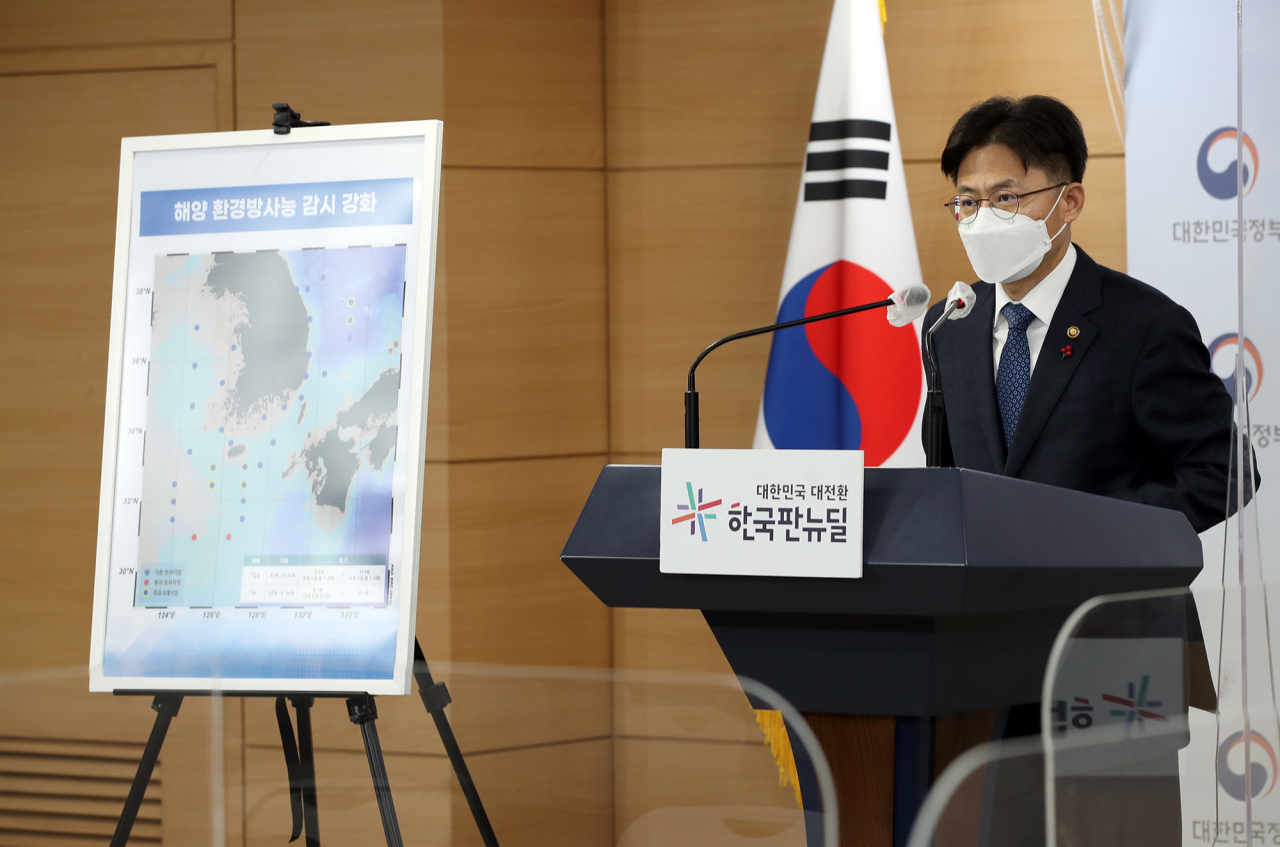유국희 원자력안전위원회 위원장이 21일 정부서울청사 합동브리핑실에서 후쿠시마 오염수 방류 실시계획 변경인가안에 대해 브리핑을 하고있다.[원자력안전위원회 제공]