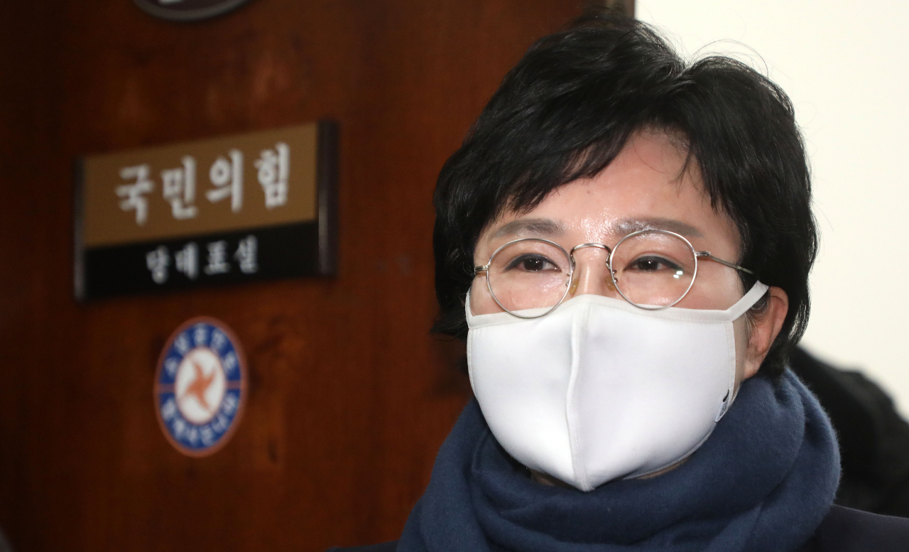 국민의힘 조수진 의원이 21일 오후 서울 여의도 국회 당 대표실에서 이준석 대표와 만나지 못하고 밖으로 나오며 취재진의 질문에 답변하고 있다. 조 의원은 이 대표와 갈등을 사과하기 위해 당 대표실에서 기다렸으나 만나지 못했다. [이상섭 기자]
