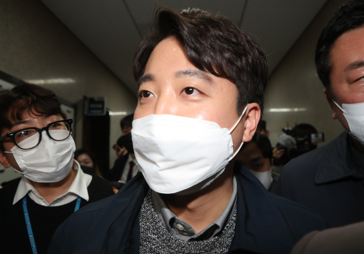 이준석 국민의힘 대표가 21일 오후 국회 당 대표 회의실에서 상임선대위원장 사퇴 발표 기자회견을 마친 뒤 회의실을 나서고 있다. [이상섭 기자]