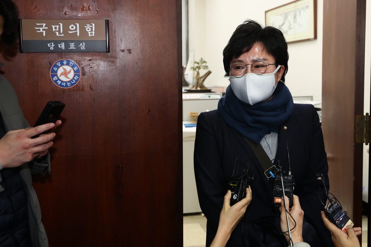 이준석 국민의힘 대표와 갈등을 겪고 있는 조수진 선대위 공보단장이 21일 오후 국회 당 대표실을 나서며 취재진의 질문에 답변하고 있다. [이상섭 기자]