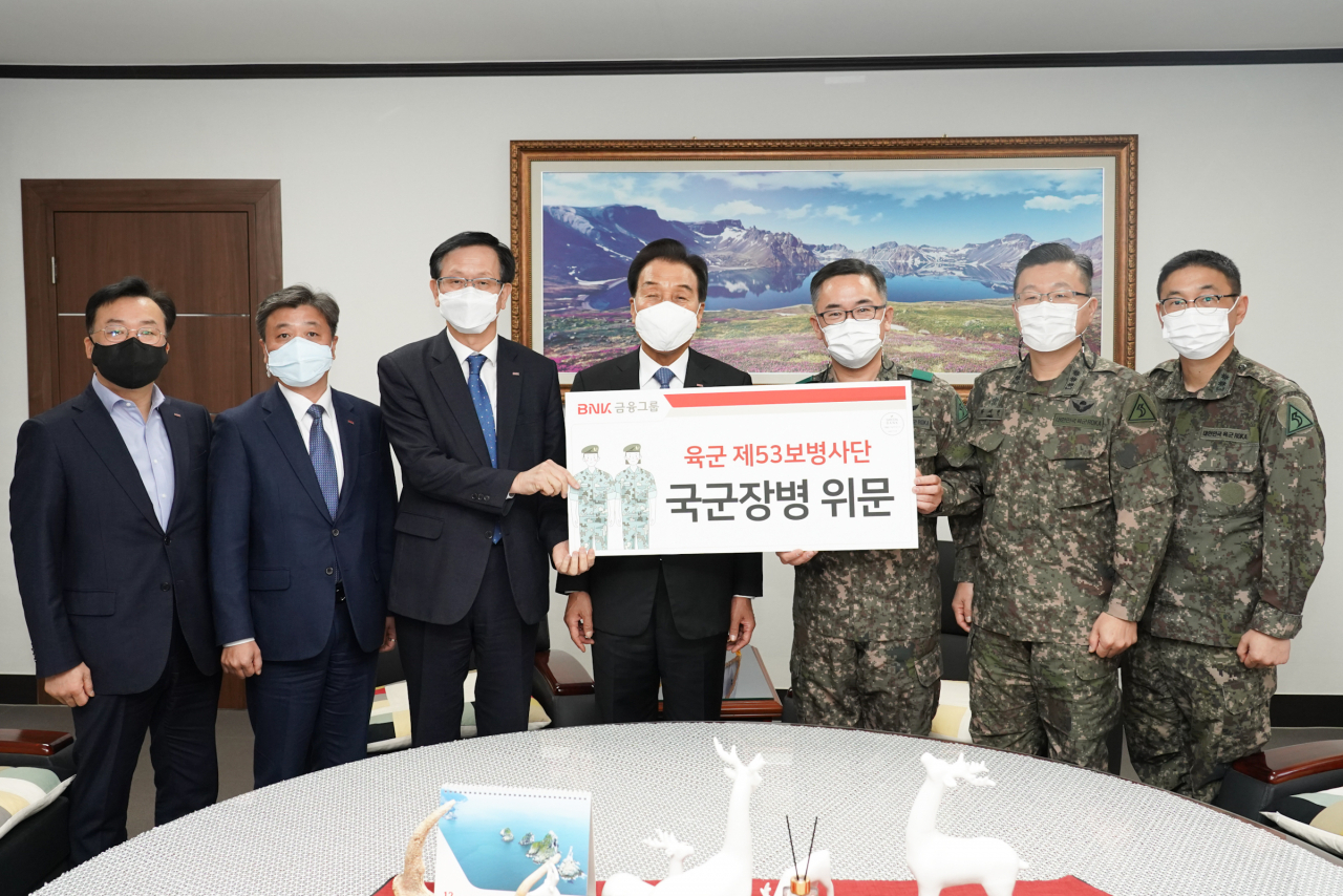 BNK금융그룹은 21일 오전, 연말을 맞아 육군 제53보병사단(부산 해운대구)을 방문해 국가를 위해 헌신하는 장병들을 위문했다.(사진 왼쪽에서 네번째부터 BNK금융그룹 김지완 회장, 육군 제53보병사단 여인형 사단장)