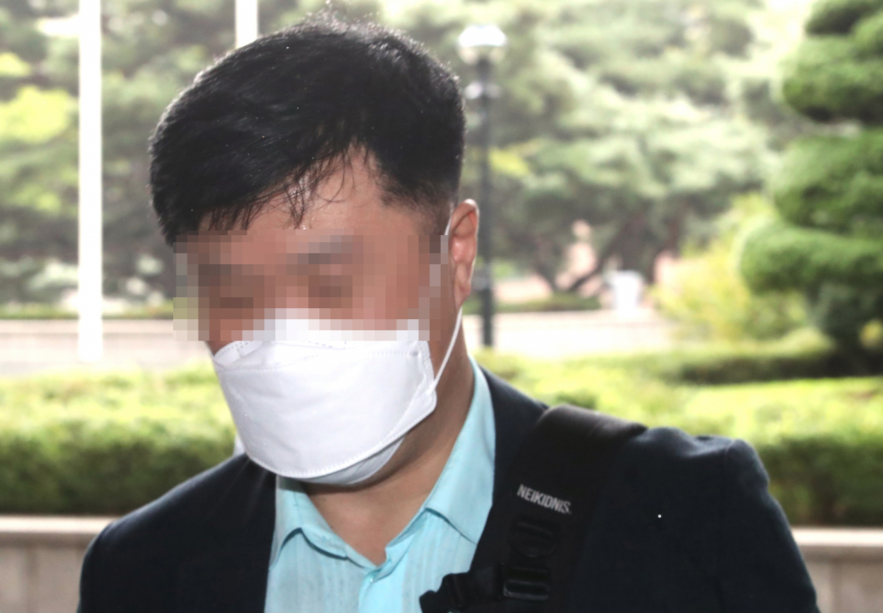 성남도시개발공사 김문기 개발1처장은 21일 오후 8시 30분께 경기 성남시 분당구 성남도시개발공사 사무실에서 숨진 채 발견됐다. 사진은 지난 10월 대장동 개발 특혜 의혹 관련 검찰 조사를 받기 위해 서울중앙지검에 들어서는 김 처장 모습. [연합]