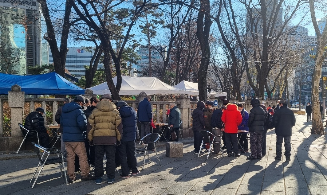 최근 서울 종로 탑골공원 주변에 모여있는 사람들. 대부분 노인들이다. 김빛나 기자
