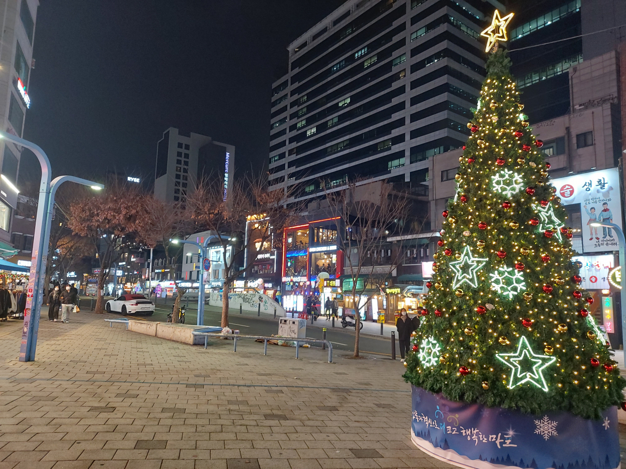 고강도 거리두기가 다시 시작된 지난 21일 저녁 서울 마포구 홍대 젊음의거리가 한산해 보인다. 김희량 기자