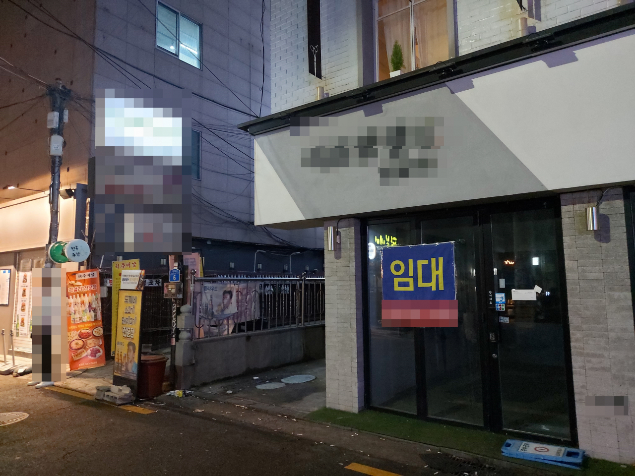 지난 21일 저녁 서울 마포구 지하철 홍대입구역 인근 한 점포. 비어 있다는 의미의 ‘임대’ 팻말이 붙어 있다. 김희량 기자