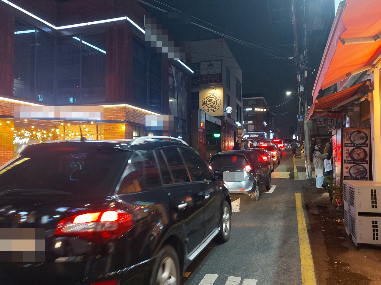 지난 21일 서울 마포구 지하철 홍대입구역 인근 한 골목. 고강도 거리두기 영업 제한시간인 오후 9시가 되자 거리를 나오는 차들의 행렬이 잠시 이어지고 있다. 김희량 기자