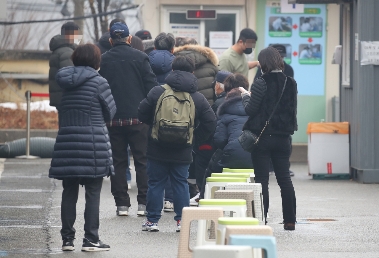 코로나19 위중증 환자가 다시 1천 명대로 증가한 21일 오전 서울 은평구 서울시립 서북병원에 마련된 선별진료소를 찾은 시민들이 검체 검사 순서를 기다리고 있다. [연합]