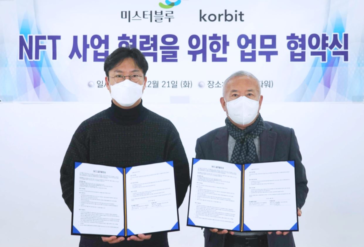 오세진 코빗 대표이사(왼쪽)와 조승진 미스터블루 대표이사가 지난 21일 협약서를 들고 기념 촬영을 하고 있다. [코빗 제공]