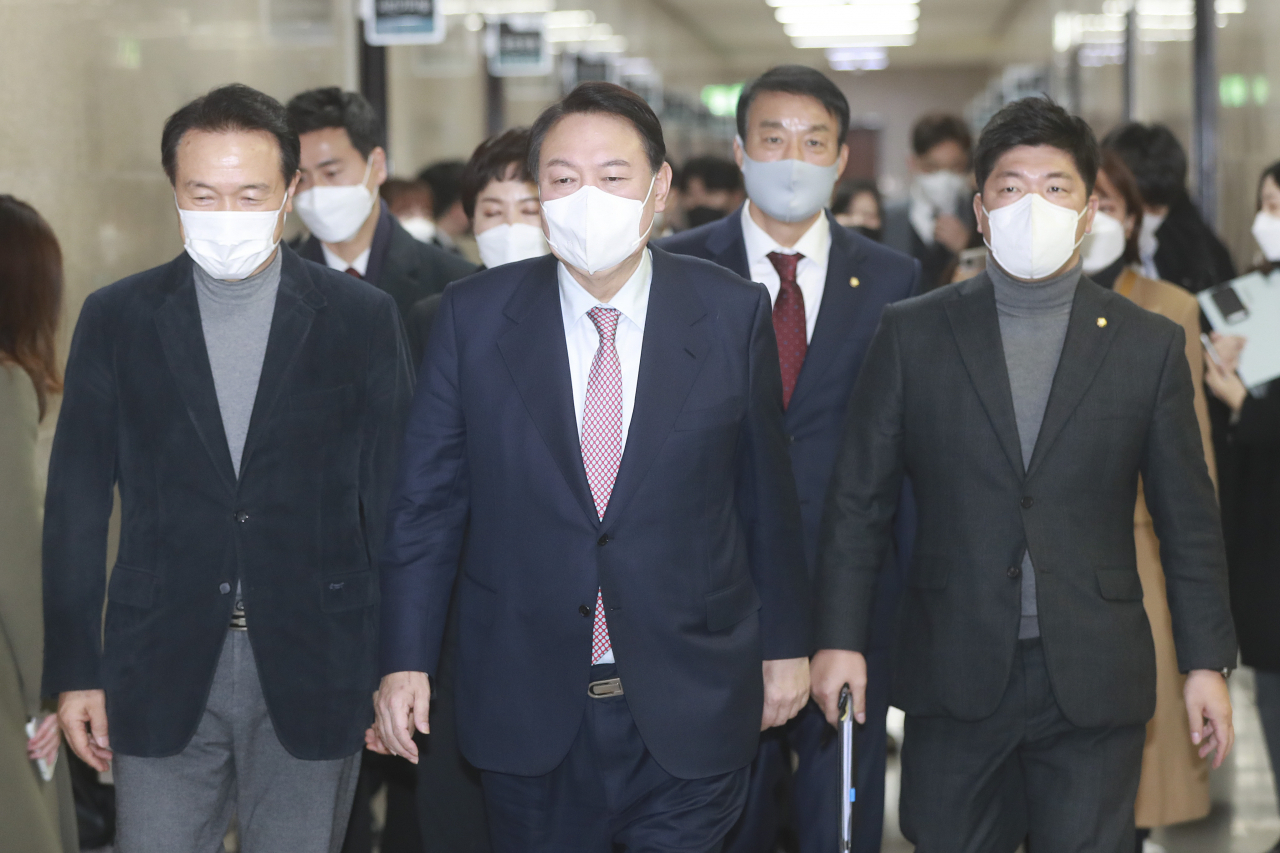 윤석열 국민의힘 대선후보와 지도부가 21일 국회에서 열린 코로나19 극복을 위한 비상대책회의에 참석하고 있다. [연합]