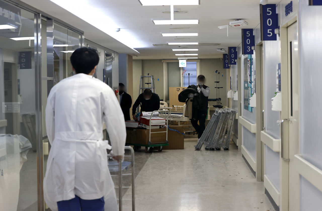 22일 오전 코로나19 거점전담병원으로 지정된 서울 광진구 혜민병원에서 공사 관계자들이 중환자실을 음압병동으로 바꾸는 작업을 하고 있다. 김부겸 국무총리는 이날 정부서울청사에서 주재한 코로나19 중앙재난안전대책본부 회의에서 내년 1월까지 중등증 이상 병상을 2만5천 개까지 늘리기로 하는 코로나19 병상 확충 계획을 발표했다. [연합]