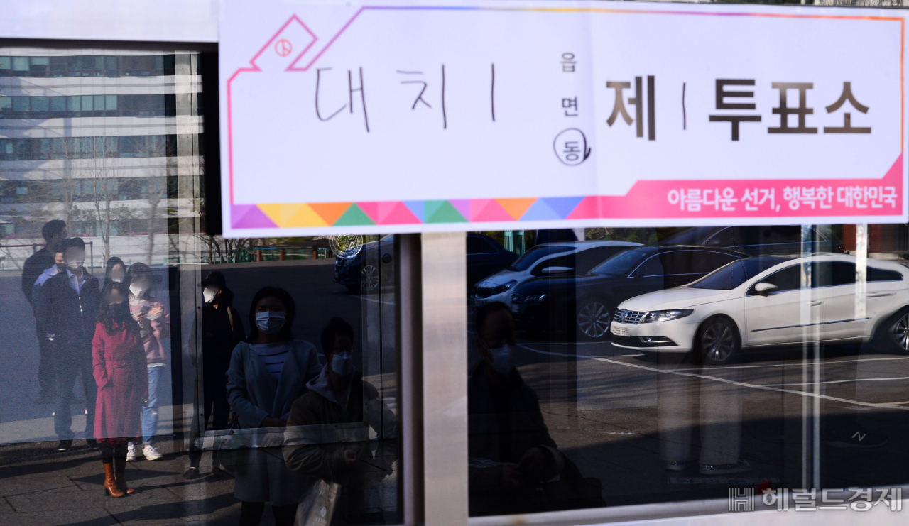 4·7 재보궐선거 투표일인 지난 4월 7일 오전 서울 강남구 단대부고에 마련된 대치1동 제1투표소에 유권자들이 투표를 하기 위해 줄을 서서 차례를 기다리고 있다. 박해묵 기자