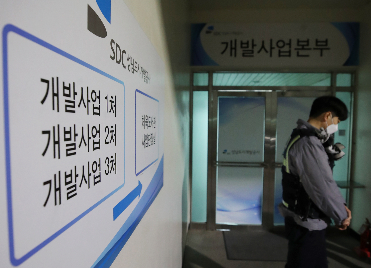 성남도시개발공사 김문기 개발1처장이 21일 오후 8시 30분께 경기 성남시 분당구 성남도시개발공사 사무실에서 숨진 채 발견됐다. 경찰은 이날 김 처장 가족으로부터 실종 신고를 받고 소재 파악을 하던 중 성남도시개발공사 1층 사무실에 김씨가 쓰러져 숨져 있는 것을 발견했다. 이날 사건 발생 뒤 경찰 관계자가 현장 출입을 통제하고 있다. 연합뉴스