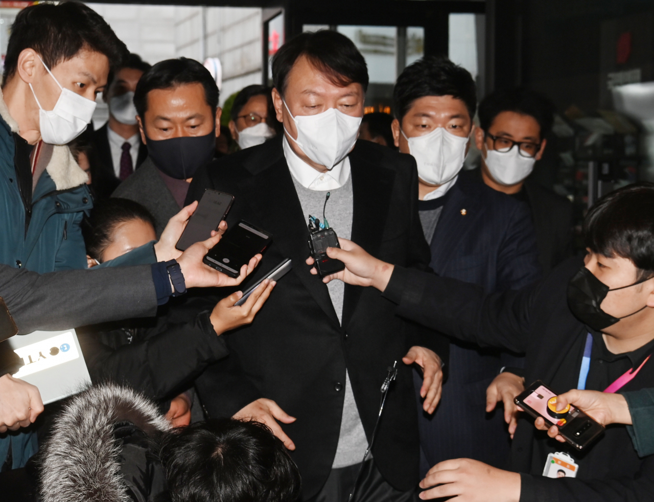 윤석열 국민의힘 대선후보가 22일 오전 서울 여의도 국민의힘 당사로 출근하며 취재진의 질문을 받고 있다. [연합]
