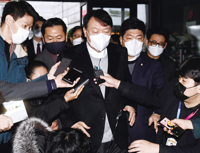 윤석열 국민의힘 대선 후보가 22일 오전 서울 여의도 국민의힘 당사로 출근하며 취재진의 질문을 받고 있다. 이상섭 기자