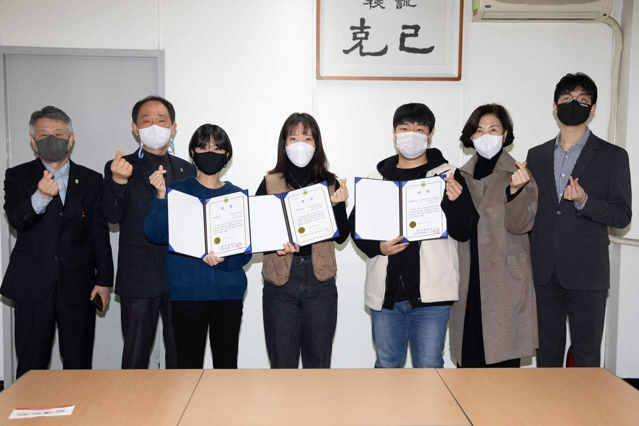 광주대학교(총장 김혁종)가 21일 학교 학생회관 취업·학생지원처에서 2021학년도 사회봉사상 시상식을 개최한 가운데 총장상을 받은 김채희(가운데) 학생과 윤홍상(왼쪽에서 두 번째) 광주대 사회봉사단장 등이 기념촬영을 하고 있다.
