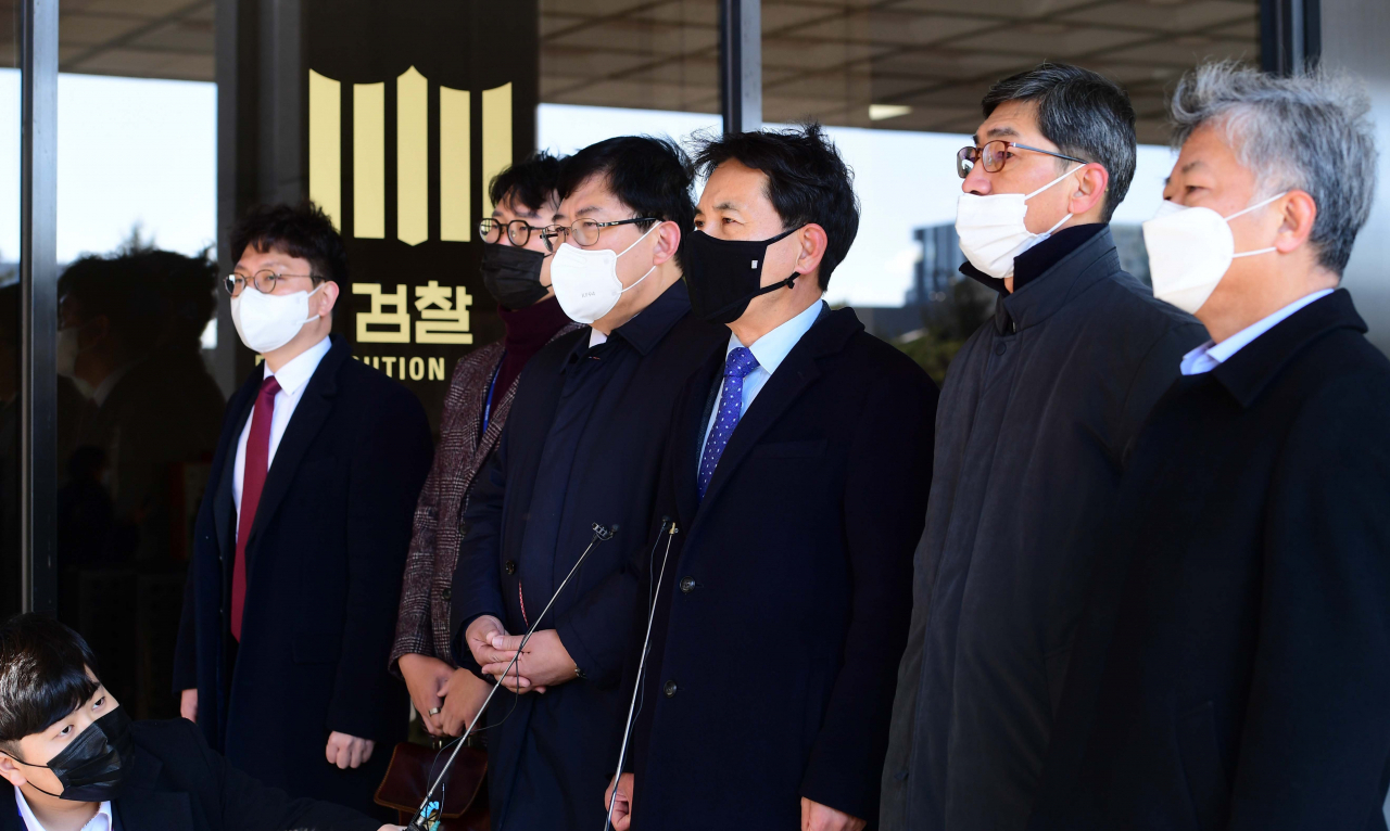 국민의힘‘이재명 비리 국민검증특위’김진태 위원장과 위원들이 지난 1일 대장동 게이트 수사와 관련해 서울 서초구 서울중앙지검을 항의방문하며 발언하고 있다. [연합]