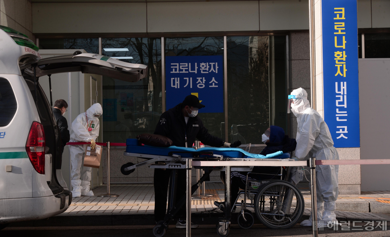 코로나19 위중증 환자 1000명대를 유지한 21일 오전 서울 은평구 서울시립서북병원에서 간호사들이 퇴원하는 환자를 구급차로 옮기고 있다. 중앙방역대책본부에 따르면 이날 0시 기준 위중증 환자수는 1063명으로 집계됐고, 신규확진자 수는 7456명을 기록해 다시 7천명대를 넘어섰다. 박해묵 기자