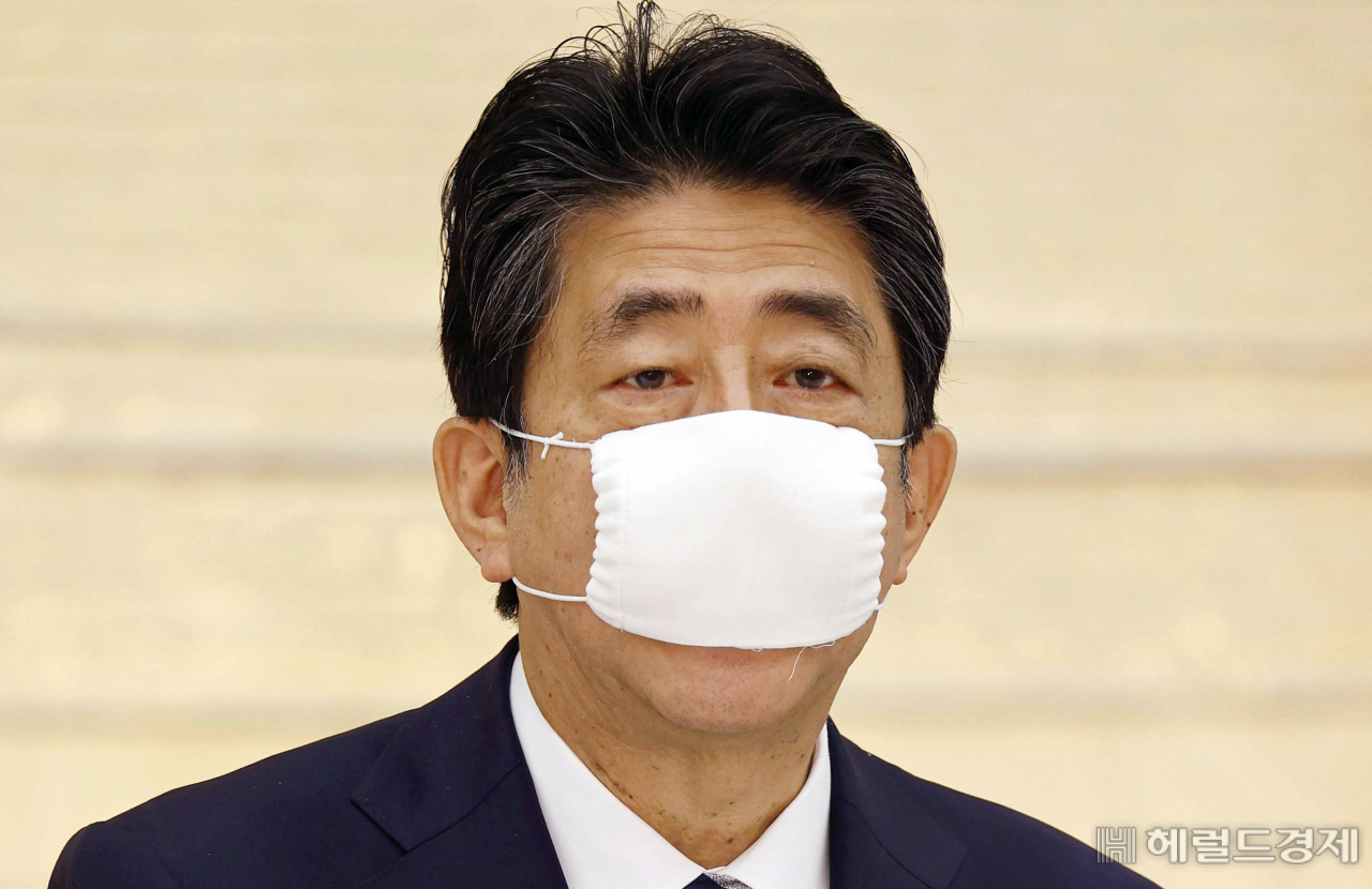 2020년 5월 27일에 일명 아베노마스크를 쓰고 있는 아베 신조 전 일본 총리 [AP]